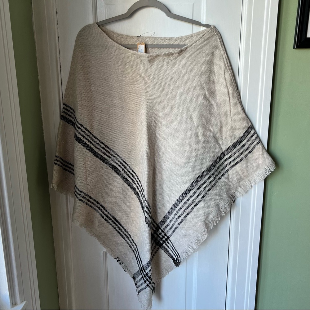Marbella & Ashford Houndstooth Cream and Black Poncho One Size
